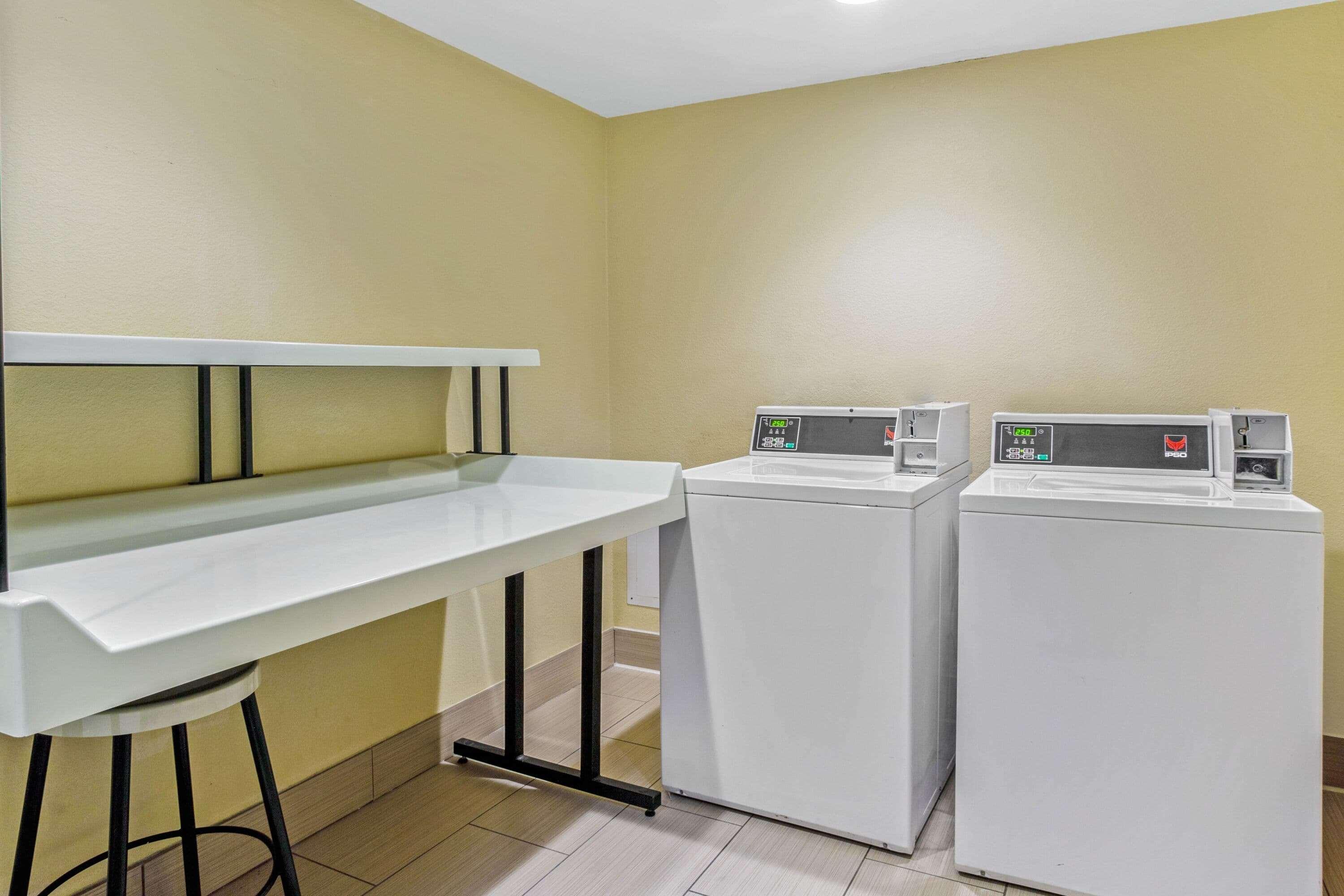 La Quinta By Wyndham Salisbury Hotel Bagian luar foto