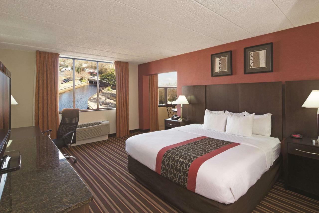 La Quinta By Wyndham Salisbury Hotel Bagian luar foto